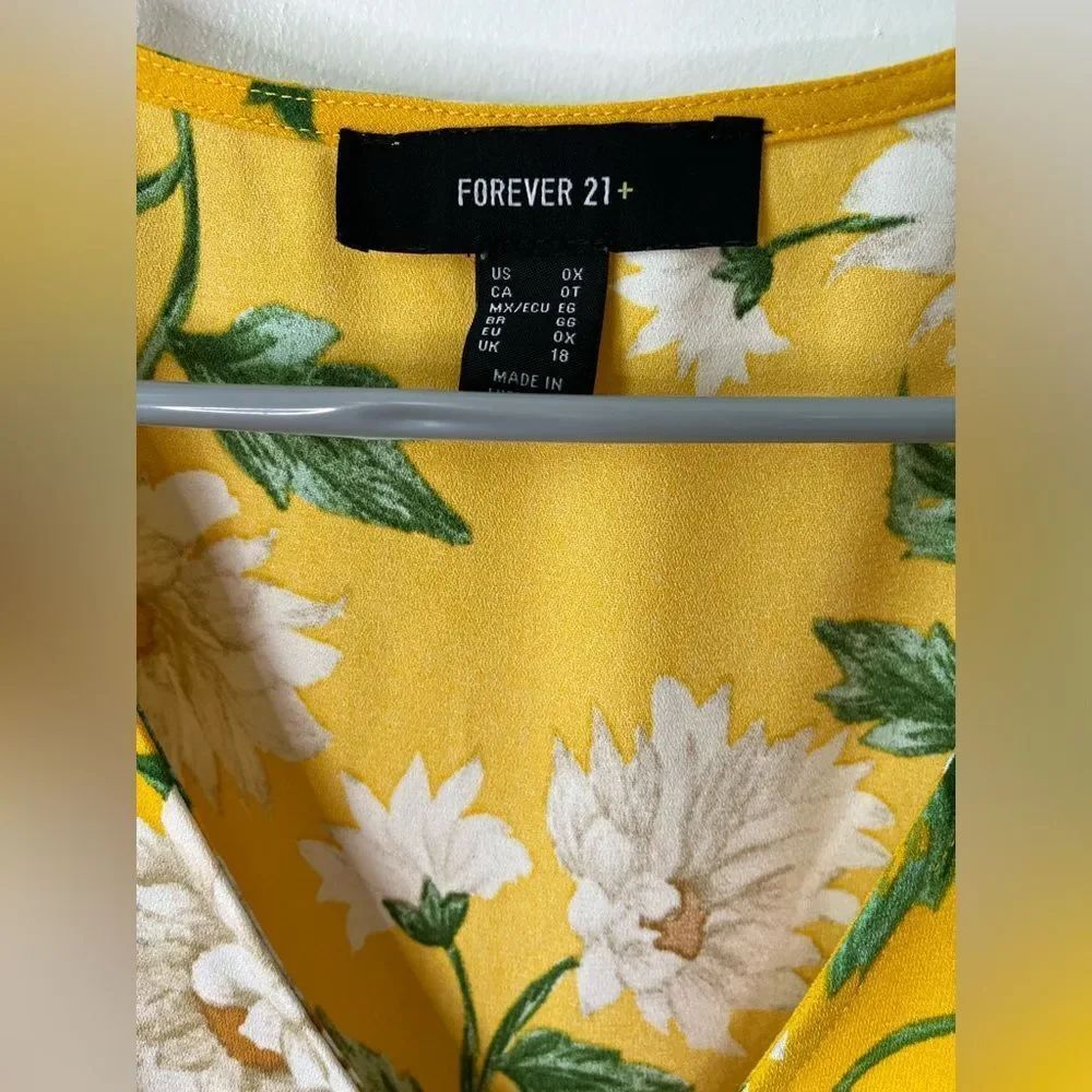 Forever 21+ Plus Size Daisy Floral V-Neck 0X Smocked-Hem Cropped Top Dolman - Picture 2 of 8